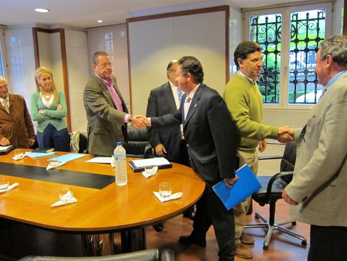 Aréstegui Saluda A Pelayo Roces (FAC) Antes De Comenzar La Reunión.