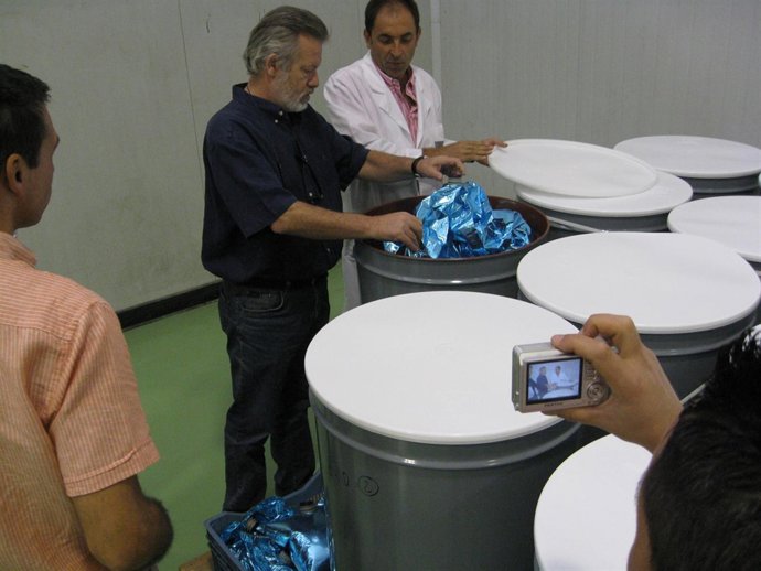 El Delegado De Agricultura De Almería, Juan Deus, Visita Una Planta De Conservas