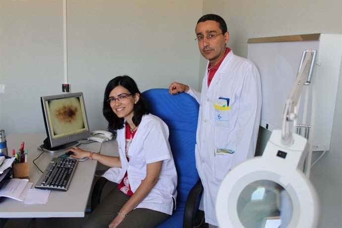Ángel López Ávila, Jefe Del Servicio De Dermatología, Junto A Inés Ballester