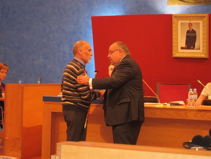 Rodríguez Recibe La Makila De Mando De Las Manos Del Edil De Bildu