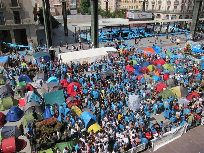 Los Acampados, Ante El Ayuntamiento De Zaragoza