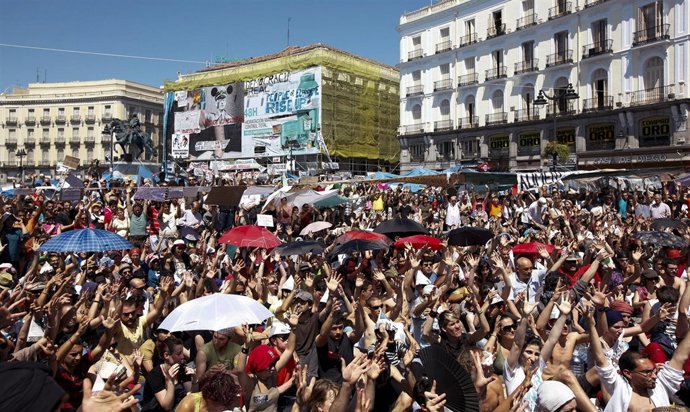 Los Acampados En Sol Votando En Una Asamblea
