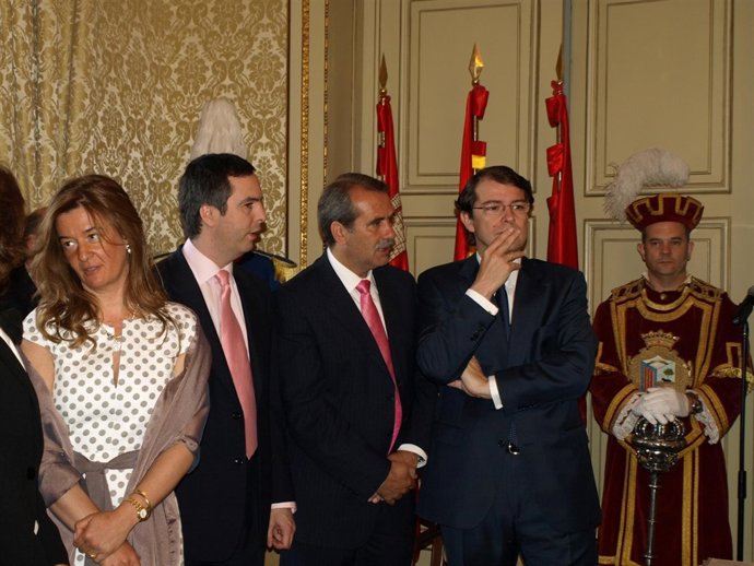 El Alcalde De Salamanca En Compañía De Compañeros De Corporación