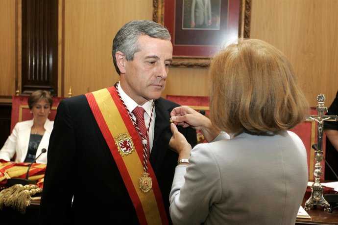 El Nuevo Alcalde De León, Emilio Gutiérrez, Durante La Imposición De La Insignia