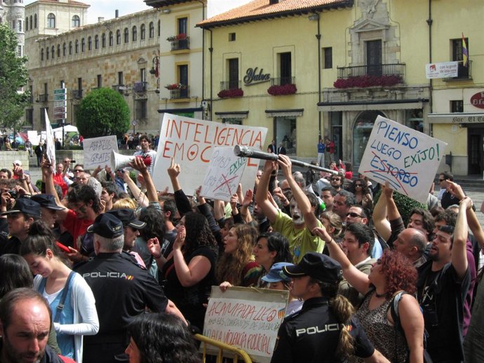 Integrantes Del Movimiento 15M Protestan Frente Al Consistorio