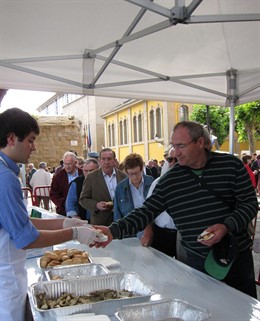 Los Logroñeses Han Acudido A Su Cita Con El Pan, El Pez Y El Vino
