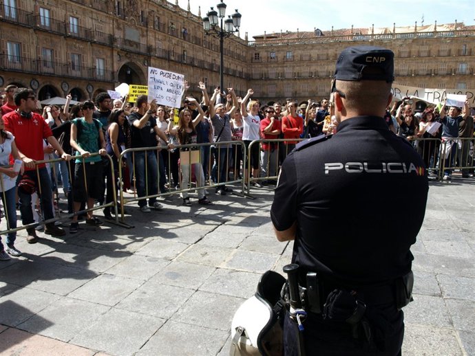 Manifestación Del 15M En La Plaza Mayor De Salamanca