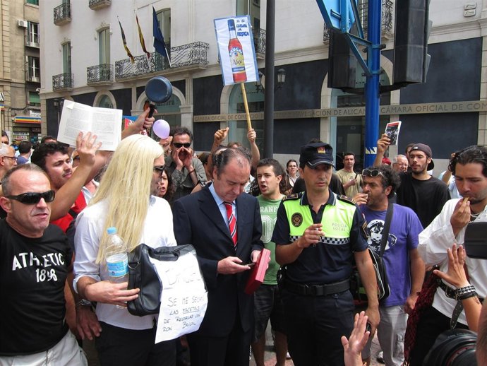 Ripoll Rodeado De Numerosos Manifestantes