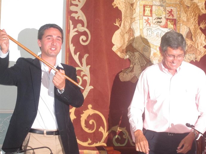 Iván González Recoge El Bastón De Mando En El Ayuntamiento De Castro Urdiales