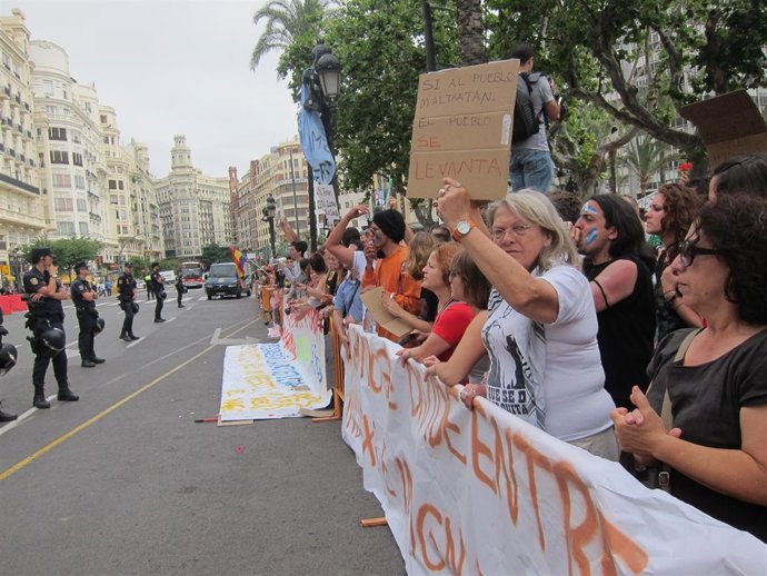 Manifestantes Del Movimiento 15M,Frente Al Ayuntamiento