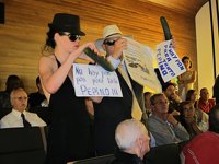 Los 'indignados' de Vigo interrumpen el pleno de investidura de Caballero con silbatos y pepinos