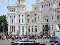 Unos 200 'indignados' se manifiestan en la plaza de Cibeles y causan problemas de circulación en el centro