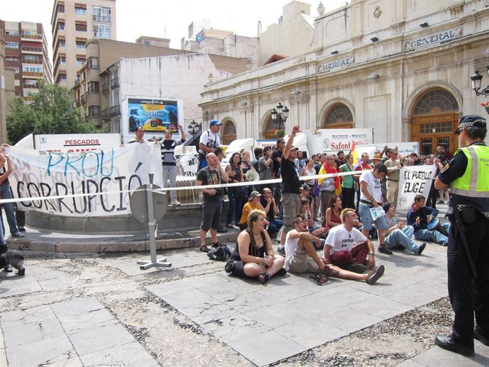 Indignados Se Concentran Frente Al Ayuntamiento De Castellón