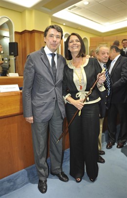 Ignacio González Y Paloma Adrados, Durante Su Investidura Como Alcaldesa L.Rozas