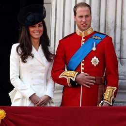 El Principe Guillermo Y La Princesa Catalina En El Balcón Del Palacio 