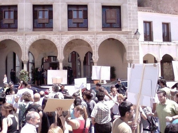 Indignados En El Pleno De Investidura De Celdrán