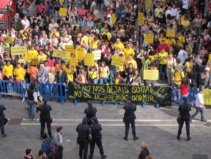 Concentración Del Movimiento 15M Ante El Ayuntamiento De Pamplona.