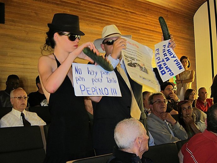 'Indignados' Protestan En El Pleno De Vigo