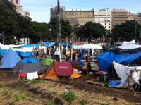 Algunos 'indignados' se resisten a abandonar la plaza Catalunya