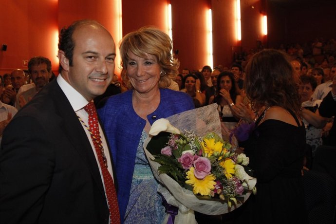 Pedro Rollán Y Esperanza Aguirre, Durante La Toma De Posesión Del Primero