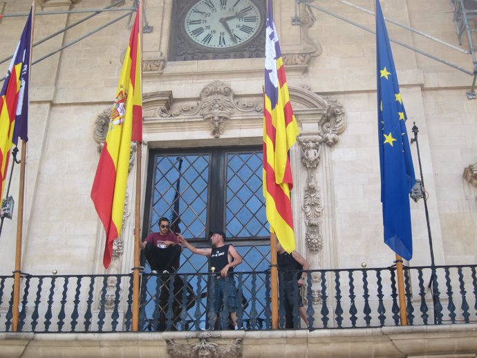 Tres 'Indignados' En El Balcón Del Ayuntamiento De Palma