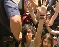 Acampada Sol condena la actuación policial en las concentraciones frente a consistorios