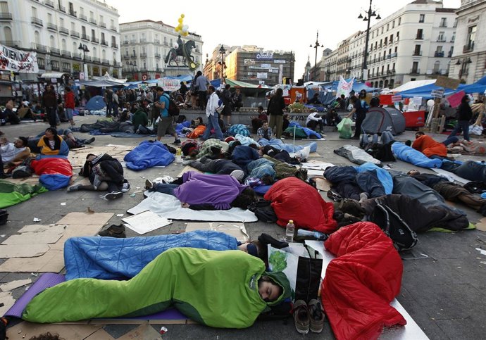 Acampada Sol Comienza La Jornada De Reflexión Limpiando La Plaza