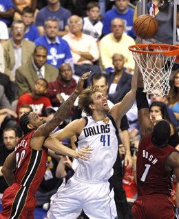 Dirk Nowitzki, Jugador De Dallas Mavericks, Ante Miami Heat