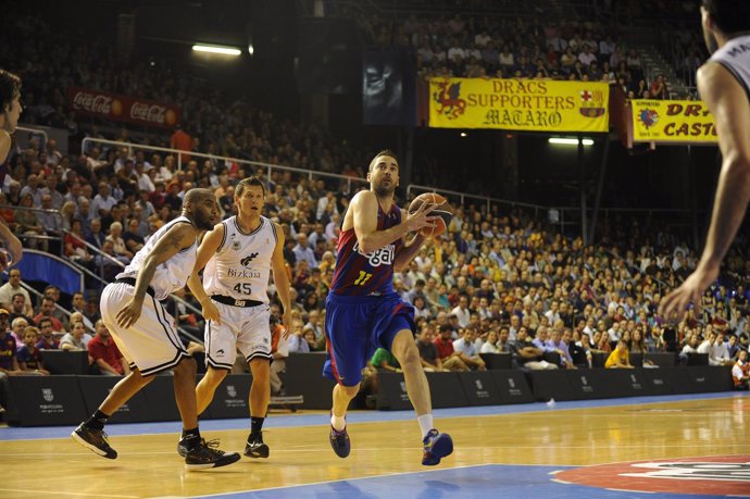 Navarro (Regal Barcelona) Ataca Al Bizkaia Bilbao Basket