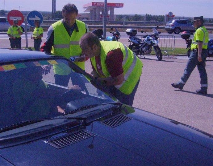 Cecilio Vadillo Y Rubén Manteca, De Vallamoto, Dan Información A Un Conductor