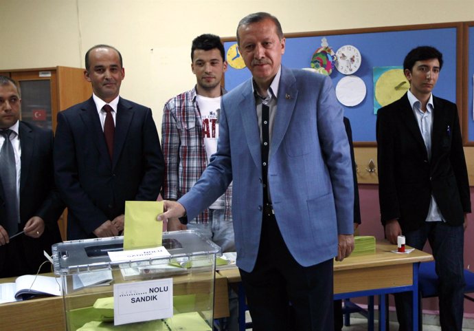 Erdogan Vota En Las Elecciones Turcas