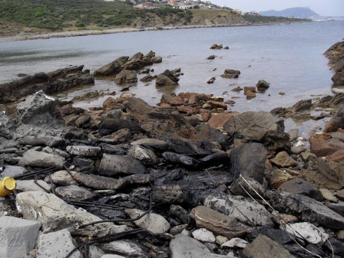 Cala Afectada Por El Vertido De Gibraltar