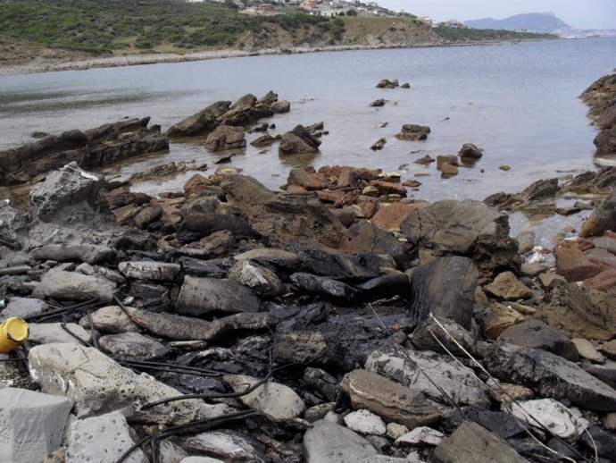 Cala Afectada Por El Vertido De Gibraltar