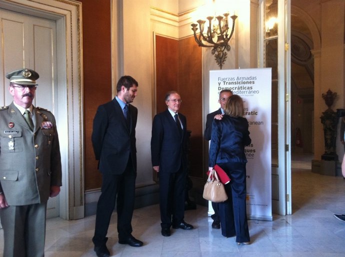 Carme Chacón Entrando Al Seminario Sobre Transiciones En El Mediterráneo
