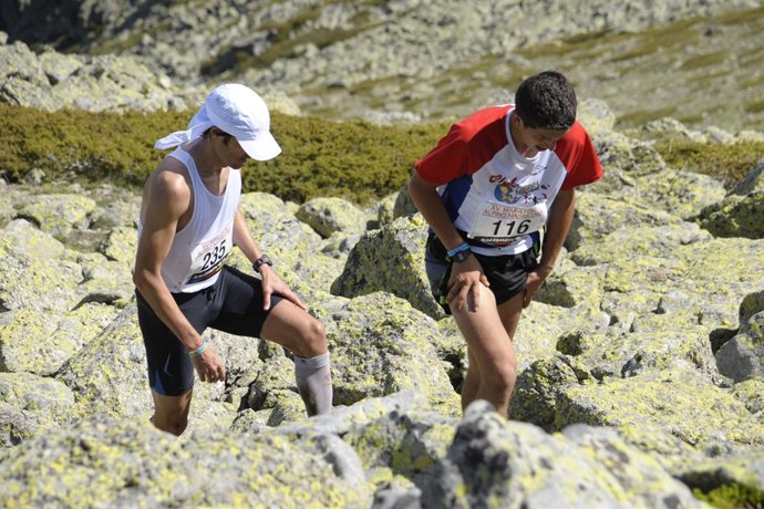Dos Participantes En El Maratón Alpino