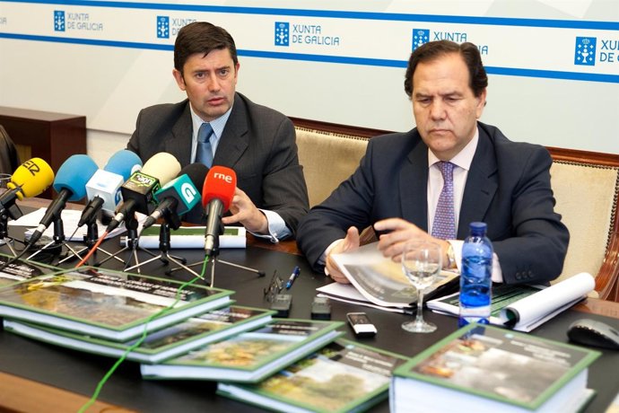 O conselleiro do Medio Rural, Samuel Juárez, acompañado polo director xeral de C