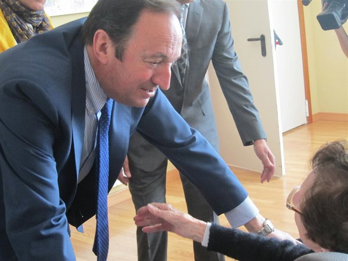 Pedro Sanz Y Una Anciana De La Residencia De Personas Mayores 