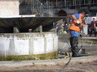 Empleados municipales recogen 17 toneladas de enseres en la acampada de Sol y continúan limpiando