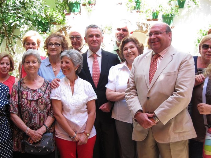 Paulino Plata Con Los Vecinos De San Basilio