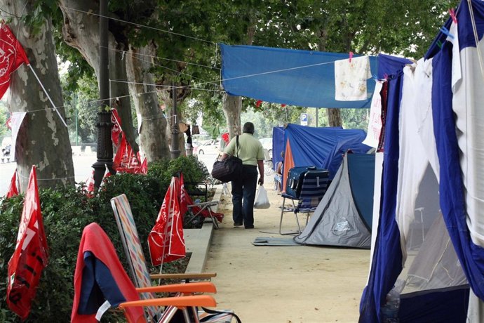 Acampada De Los Prejubilados Por ERE Ante El Palacio De San Telmo