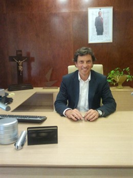 Mateo Isern En Su Despacho Tras Colocar El Crucifijo 