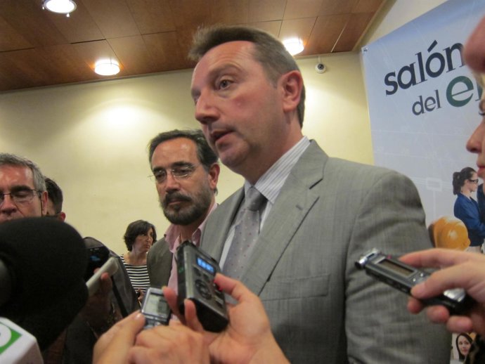 El Consejero De Empleo, Manuel Recio, Atiende  A Los Medios En Jaén.