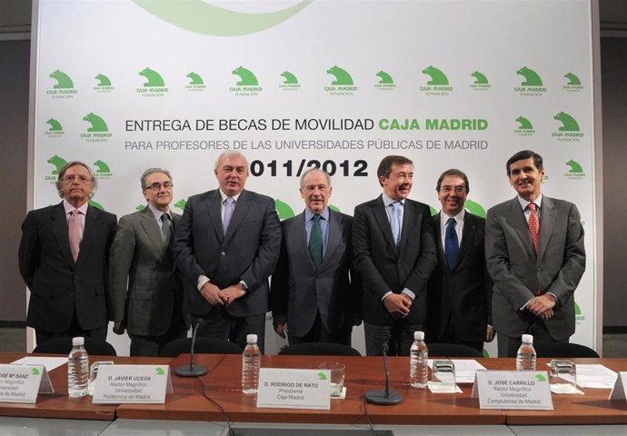 Nota De Prensa Y Fotografías. Rodrigo Rato Entrega Las Primeras Becas De La Fund