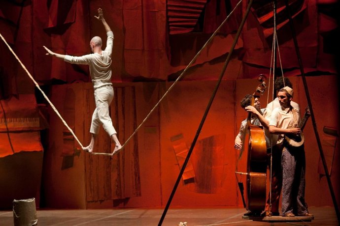 El Espectáculo 'Plecs' De Enfila't Inaugura El Festival Circada