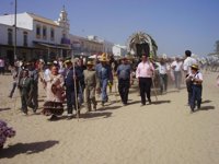 Un total de 40 hermandades abandonan la aldea de El Rocío este lunes bajo la supervisión del Plan Romero