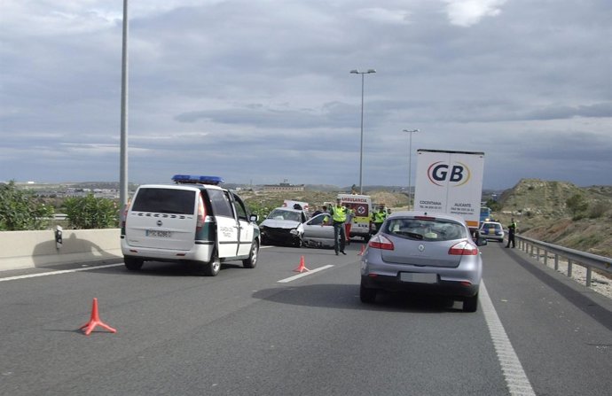 Accidente De Tráfico Ocurrido En Una Vía De Alicante