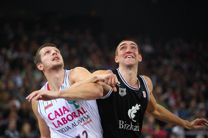 Teletovic Y Hervelle Pelean Por Un Rebote