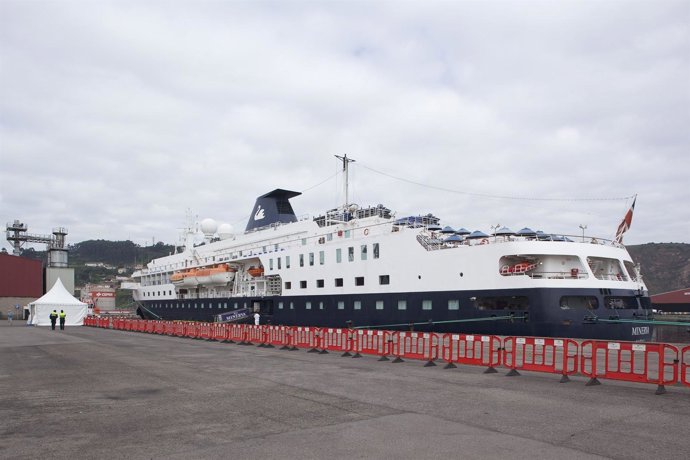 Crucero Minerva, Atracado En El Musel.