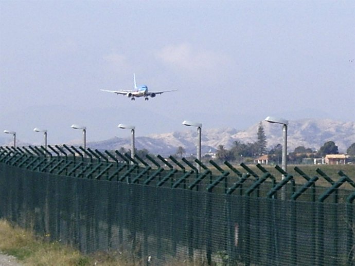 Avión A Punto De Aterrizar En El Aeropuerto De El Altet