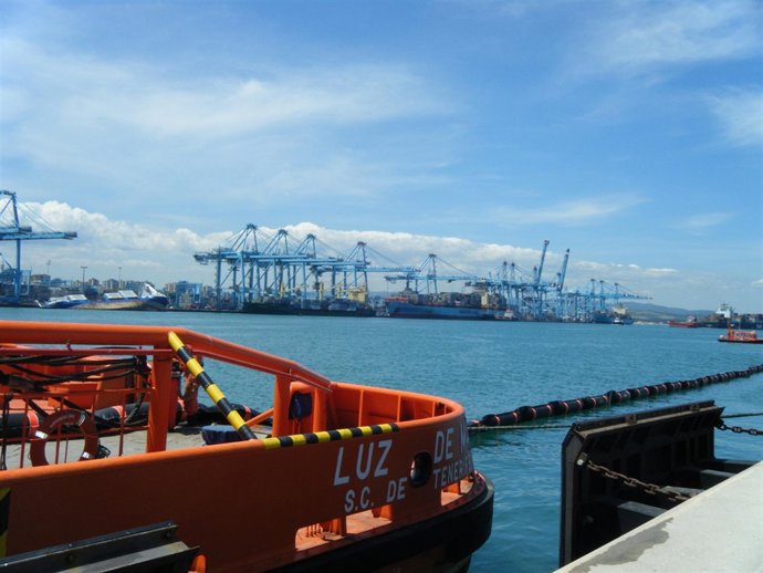Barco escorado en Algeciras 